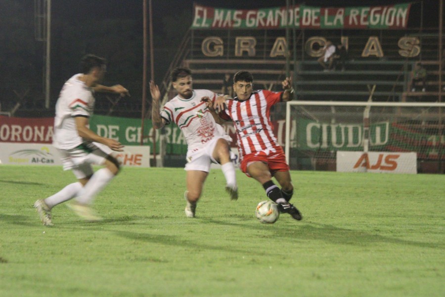 9 DE JULIO CAY&Oacute; EN SU VISITA A SPORTIVO LAS PAREJAS