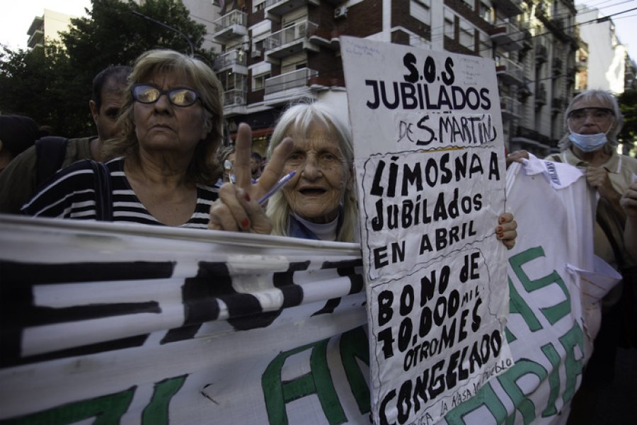 CRISIS PREVISIONAL. Los jubilados, el &uacute;ltimo mi&eacute;rcoles, en la marcha para reclamar la actualizaci&oacute;n de los haberes.
