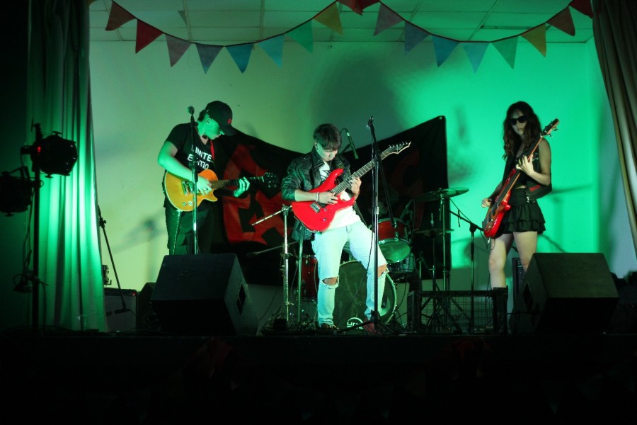 A PURO ROCK. El p&uacute;blico vibr&oacute; al ritmo de diferentes bandas.
