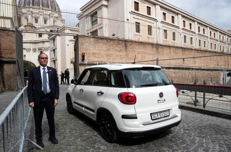 Imagen suministrada por el Vaticano, del auto que traslad&oacute; al Papa cuando fue dado de alta.