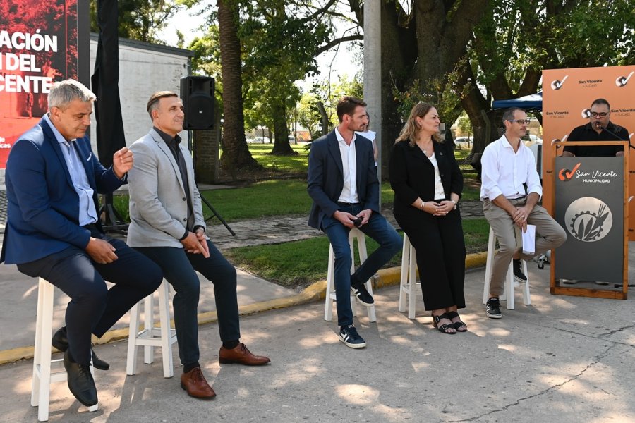 Las autoridades durante el acto de presentaci&oacute;n del proyecto.