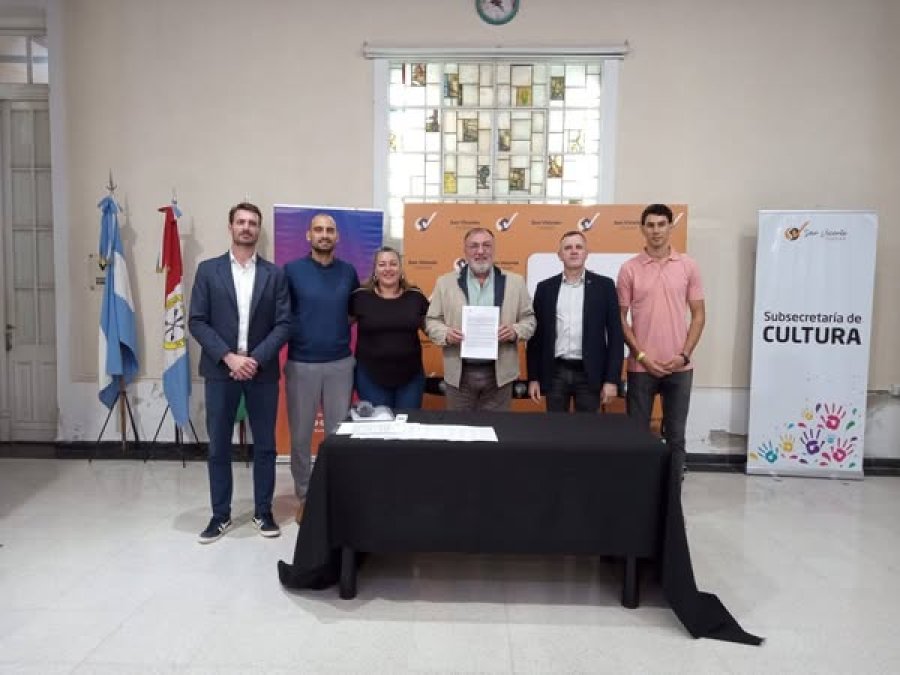 Los representantes fronterenses y las autoridades tras la inclusi&oacute;n en el programa.