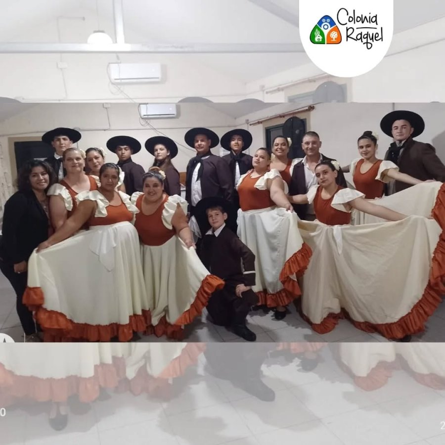 Los bailarines locales , protagonistas y organizadores de la propuesta art&iacute;stica.