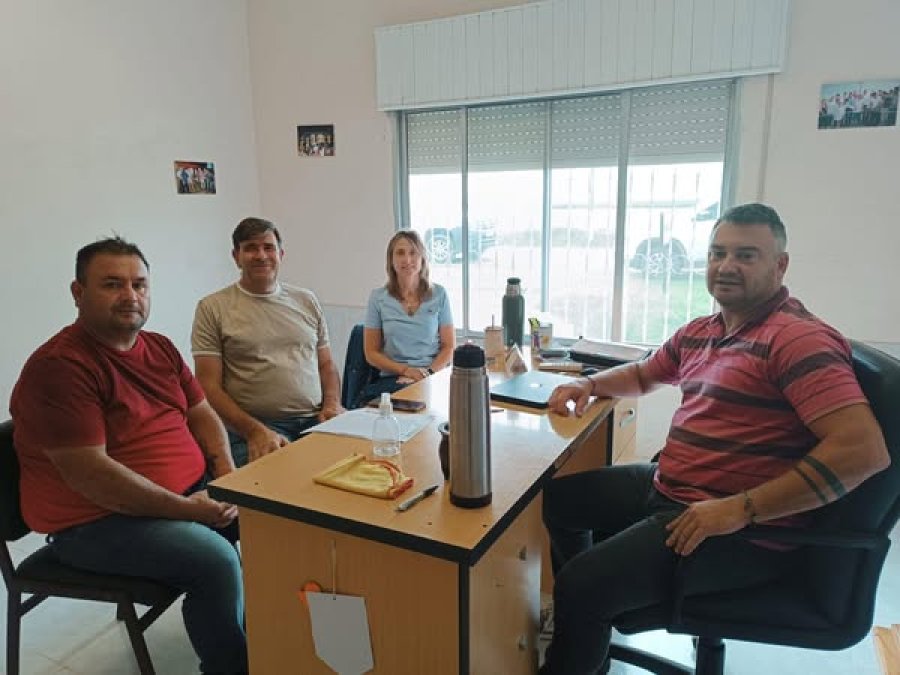 Vista general del encuentro en el que se decidi&oacute; avanzar en el proyecto que beneficiar&aacute; a 18 familias locales.