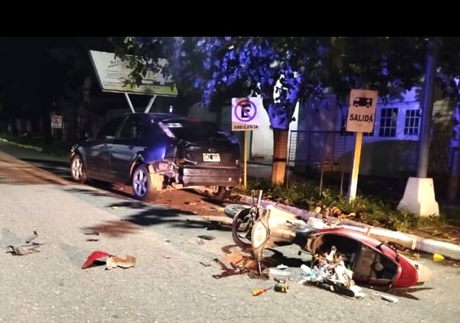 Por causas a establecer, el motociclista colision&oacute; con la parte trasera de un autom&oacute;vil Ford Focus que se encontraba estacionado.