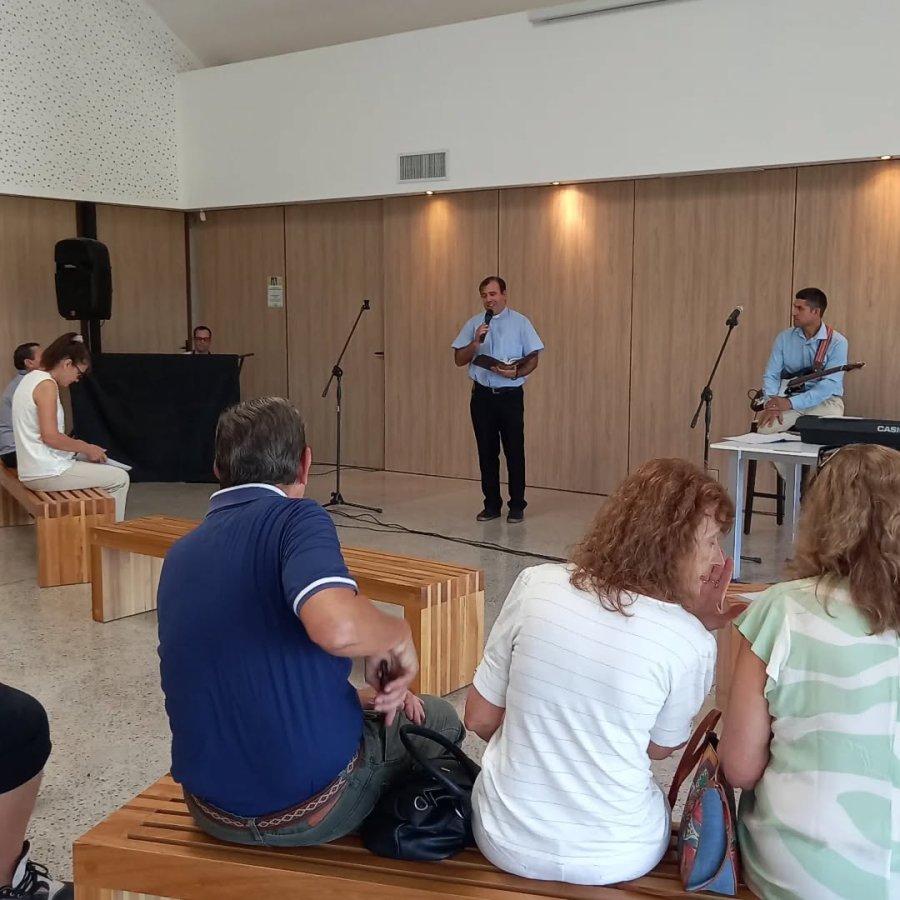 El padre David Retamoso pronunciando la oraci&oacute;n.