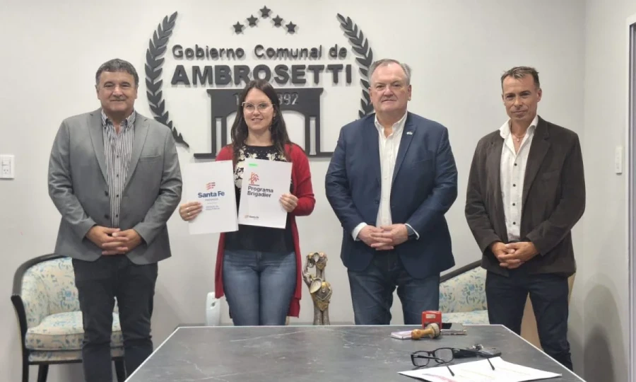 Marcelo Gonz&aacute;lez, dianela Michlig, Felipe Michlig y Leandro Mart&iacute;n tras suscribir los convenios.