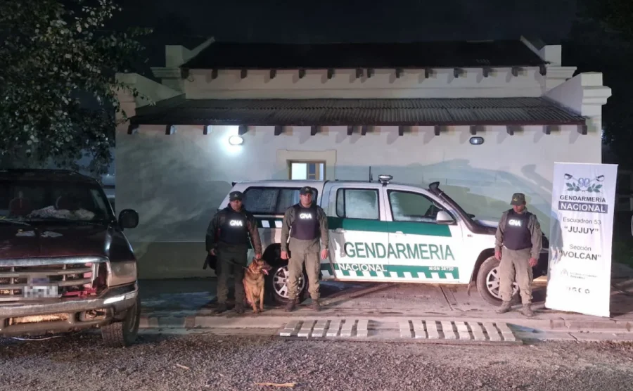 Los gendarmes realizaron la prueba de campo narcotest que arroj&oacute; resultado positivo para&nbsp;coca&iacute;na con un peso total de 44 kilos 591 gramos.