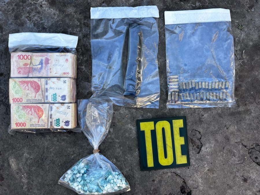 Se secuestraron 153 dosis de coca&iacute;na, 867 mil pesos en efectivo, 38 cartuchos calibre 9 mil&iacute;metros, 2 veh&iacute;culos, 1 cargador de arma de fuego, dispositivos electr&oacute;nicos y tel&eacute;fonos celulares.