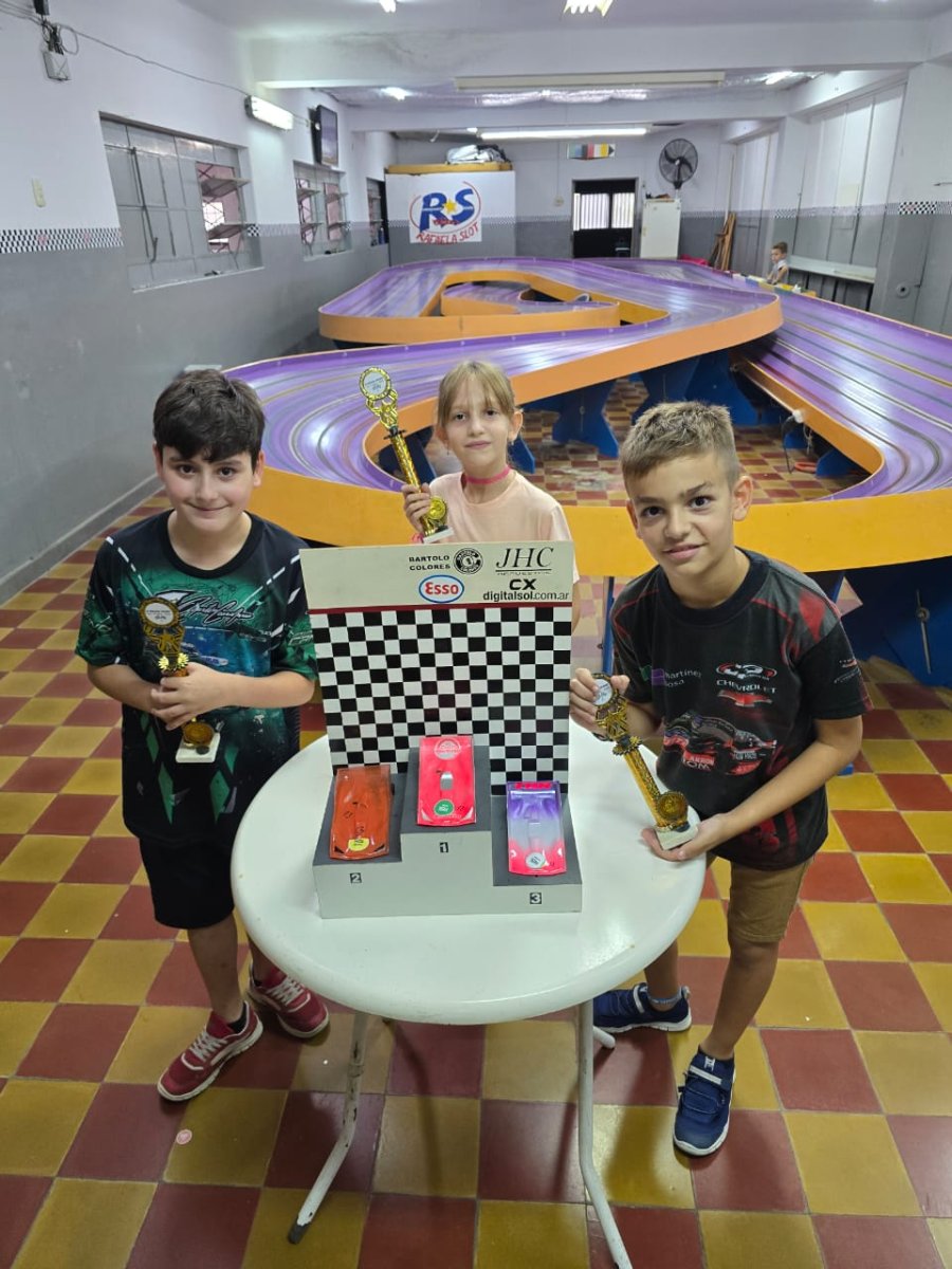PODIO SPORT JUNIOR. Dante Urdiales (2&ordm;), Elisa Ferpozzi (1&ordm;) y Pedro Schinner (3&ordm;).