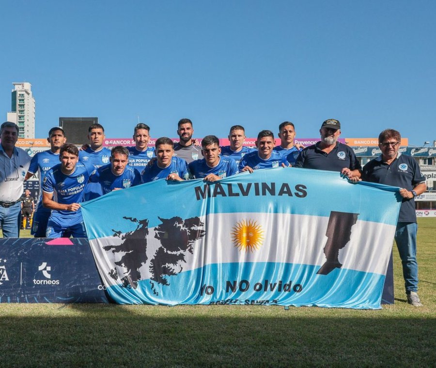 EL EQUIPO DE ATL&Eacute;TICO TUCUM&Aacute;N, CON LOS EX COMBATIENTES