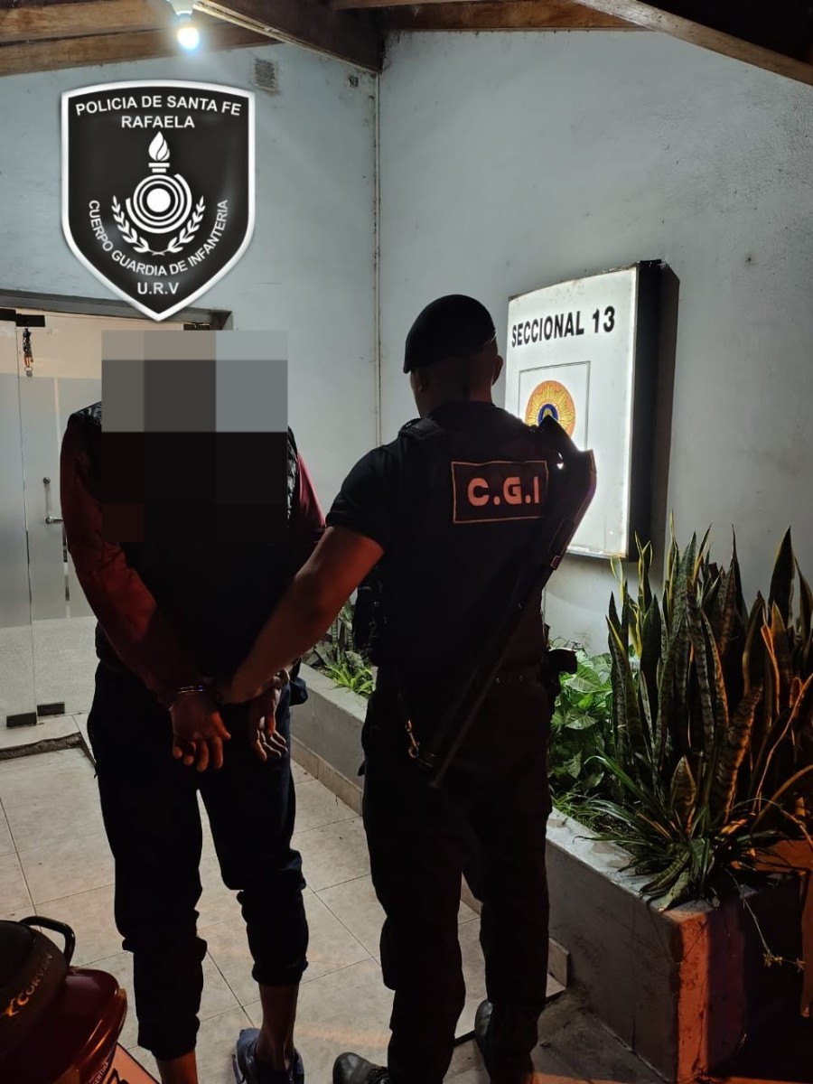 El sujeto detenido portaba escondido entre sus prendas un rev&oacute;lver.