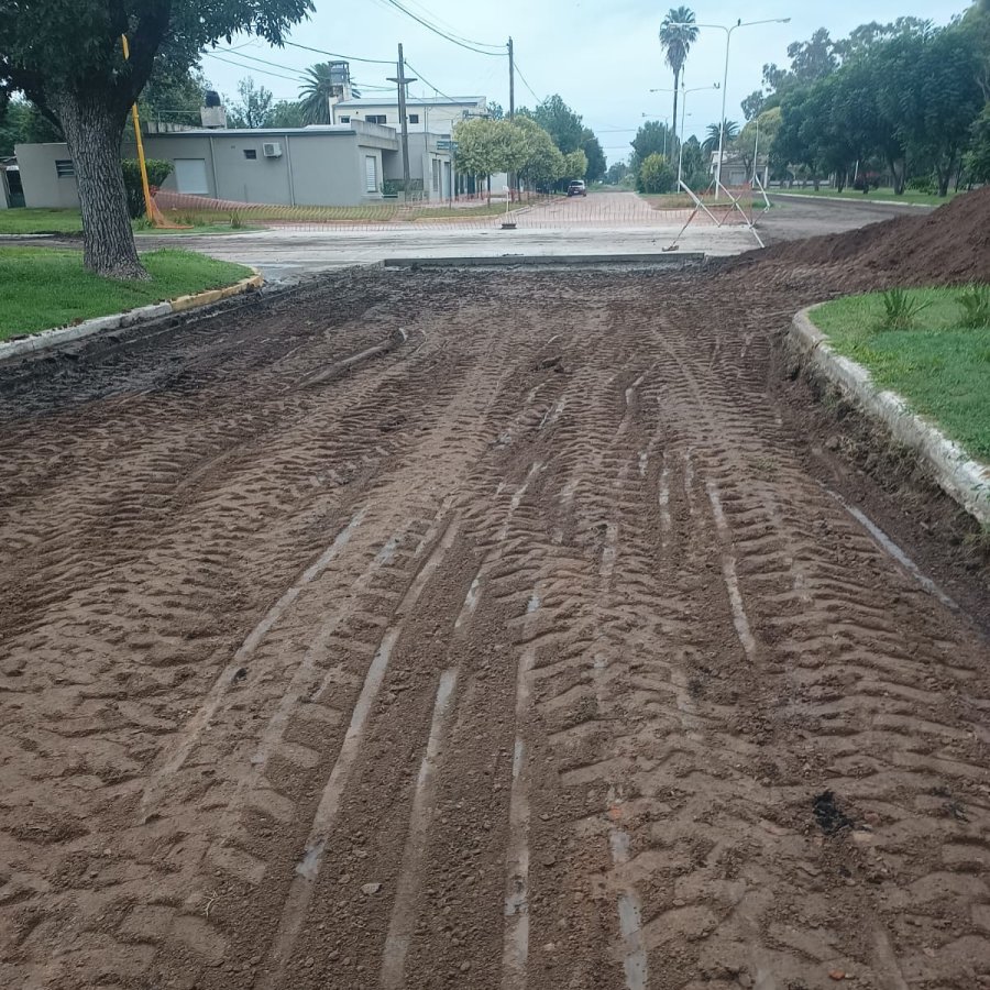 PAVIMENTO. Cuadrilla comunal preparando el suelo para la pavimentaci&oacute;n.