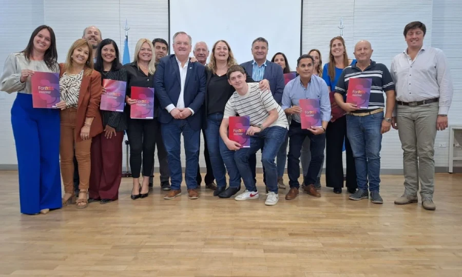 El grupo que particip&oacute; del encuentro en la capital provincial.