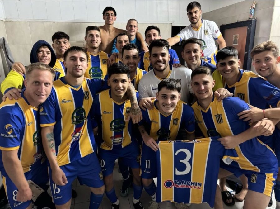 FESTEJO. Los jugadores de Mar&iacute;a Juana en el vestuario tras el importante triunfo.