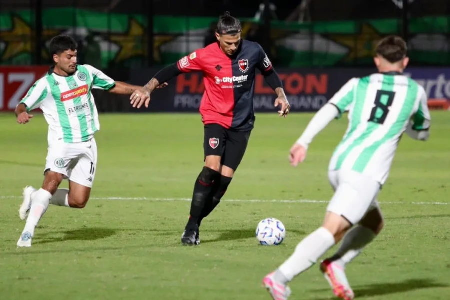 LE COSTO. El equipo rosarino no pudo destrabarlo en los 90 minutos.