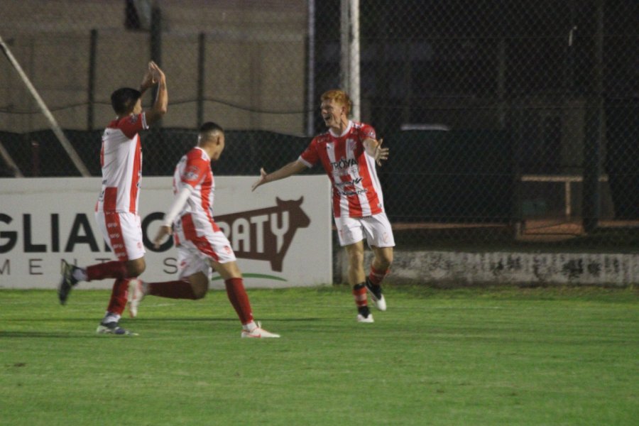 EL PRIMERO. El " Colo" Ensabella abri&oacute; el marcador.