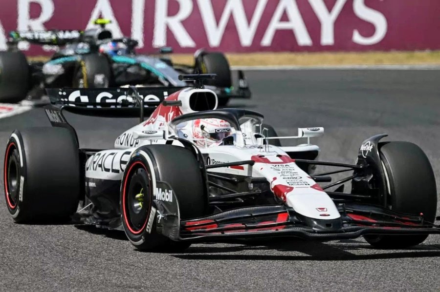 Max Verstappen con su auto blanco fue el m&aacute;s veloz en el circuito de Suzuka.