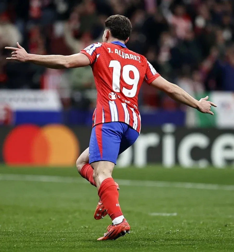 Juli&aacute;n &Aacute;lvarez convirti&oacute; en la victoria ante Sevilla.