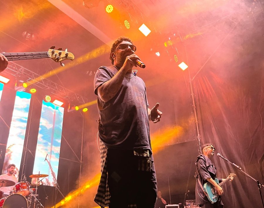 Francisco Lago, l&iacute;der de la banda, en el escenario.