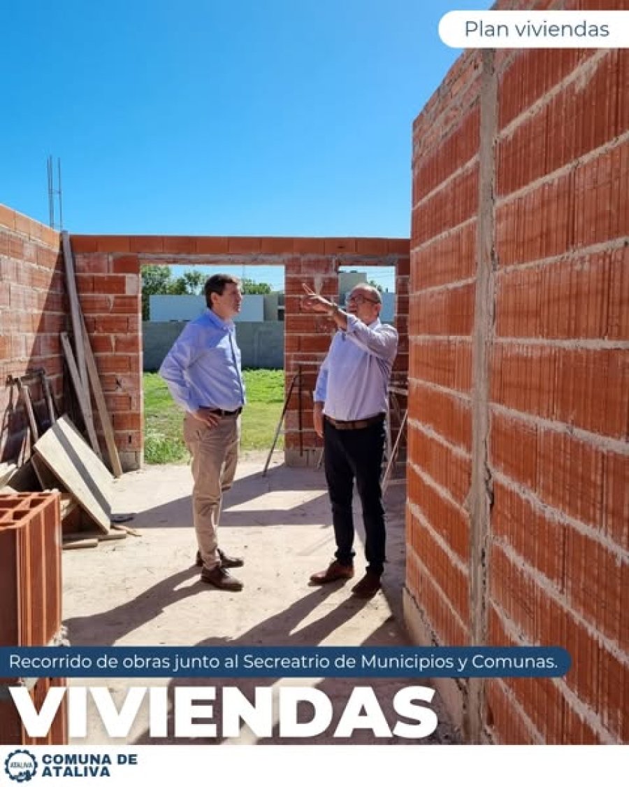 Horacio Ciancio y Jos&eacute; &Aacute;lvarez recorriendo la obra de viviendas.