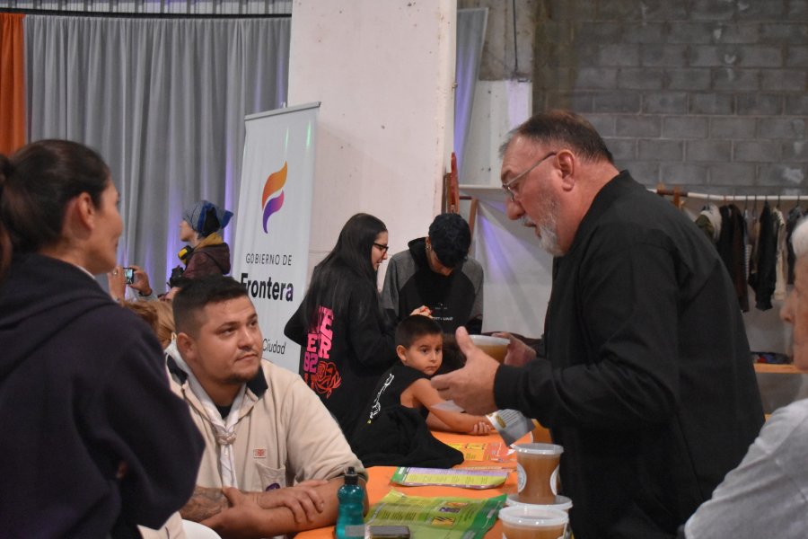 El intendente Oscar Mart&iacute;nez recorriendo uno de los stand.