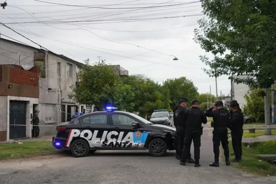 La Polic&iacute;a en el lugar del hecho, una vivienda en la zona sudoeste en Rosario.