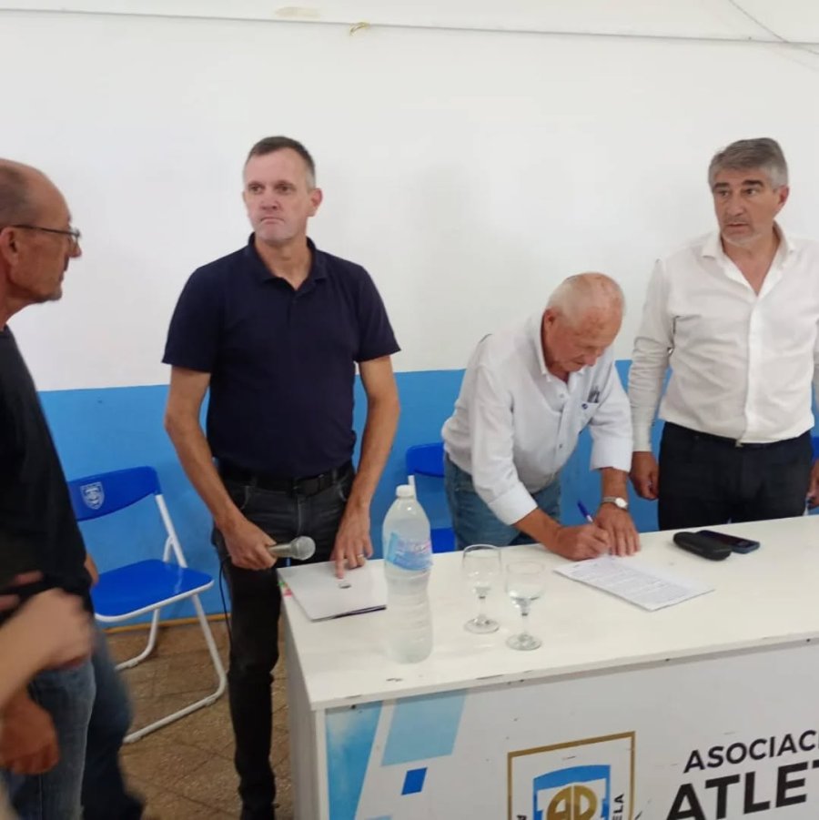 Rodolfo Giacosa,Ra&uacute;l Cuggino y Fabi&aacute;n Bast&iacute;a durante la firma.