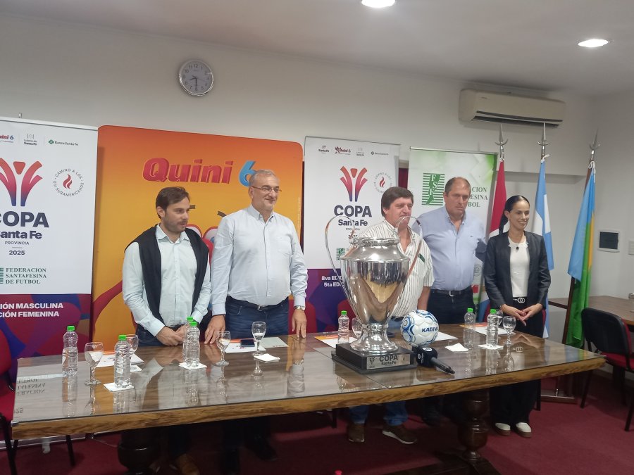 EN LA PRESENTACION. Hugo Morel, Alcides Calvo, Fabi&aacute;n Zbrun, Carlos Lanzaro y Silvina Rodriguez Mes&oacute;n.