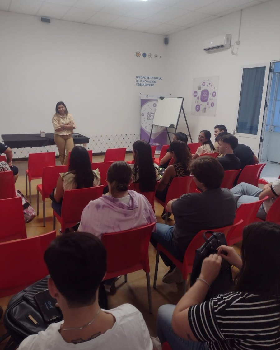 uno de los encuentros de capacitaci&oacute;n.