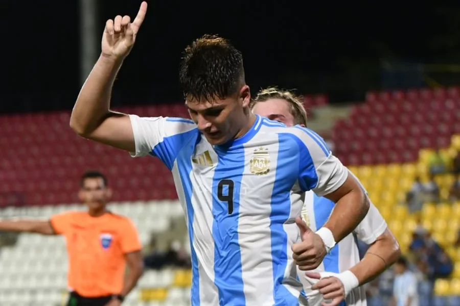Thomas de Martis convirti&oacute; dos goles en la goleada de Argentina ante Bolivia