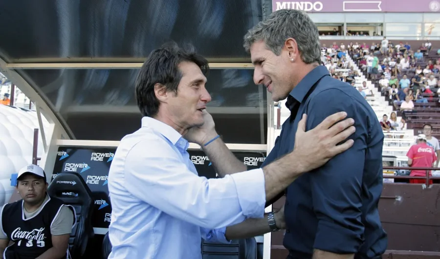 Guillermo Barros Schelotto y Mart&iacute;n Palermo, los t&eacute;cnicos de V&eacute;lez y Olimpia.