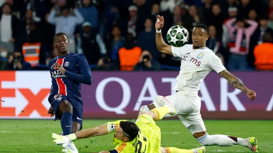 TRABAJO MUCHO EN FRANCIA. El arquero argentino evit&oacute; m&aacute;s goles.