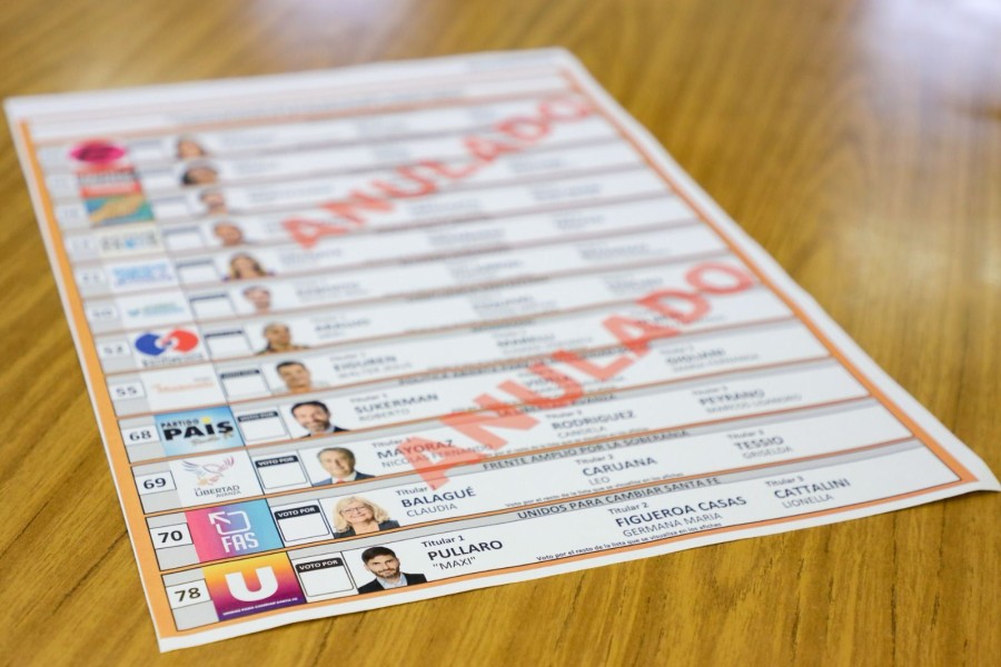 DISPUTA POR EL VOTO. La boleta de Distrito &Uacute;nico tiene 12 listas de candidatos.