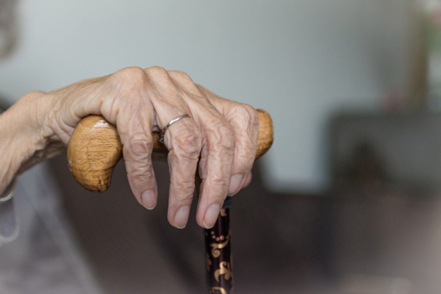 Temblor en las manos, uno de los si&acute;ntomas del Parkinson.