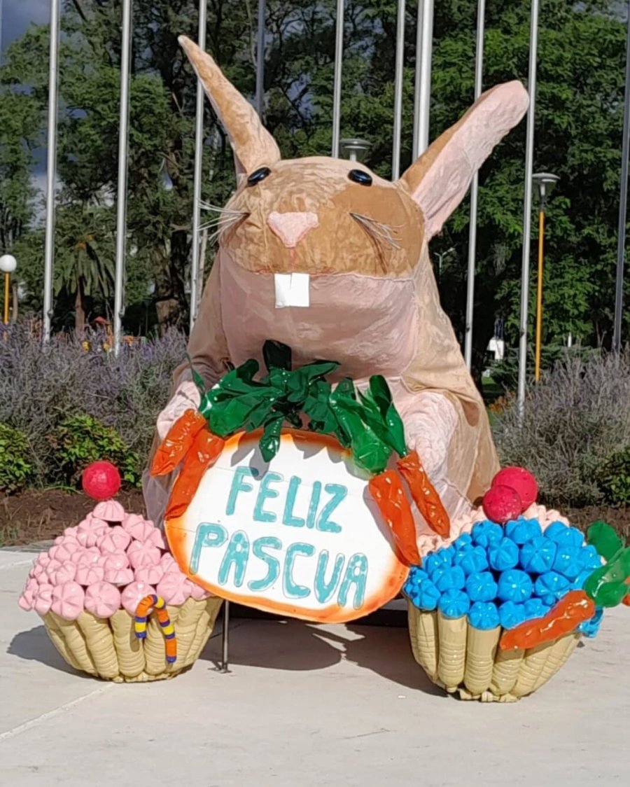 El conejo gigante que espera la fotograf&iacute;a con los clucellenses.