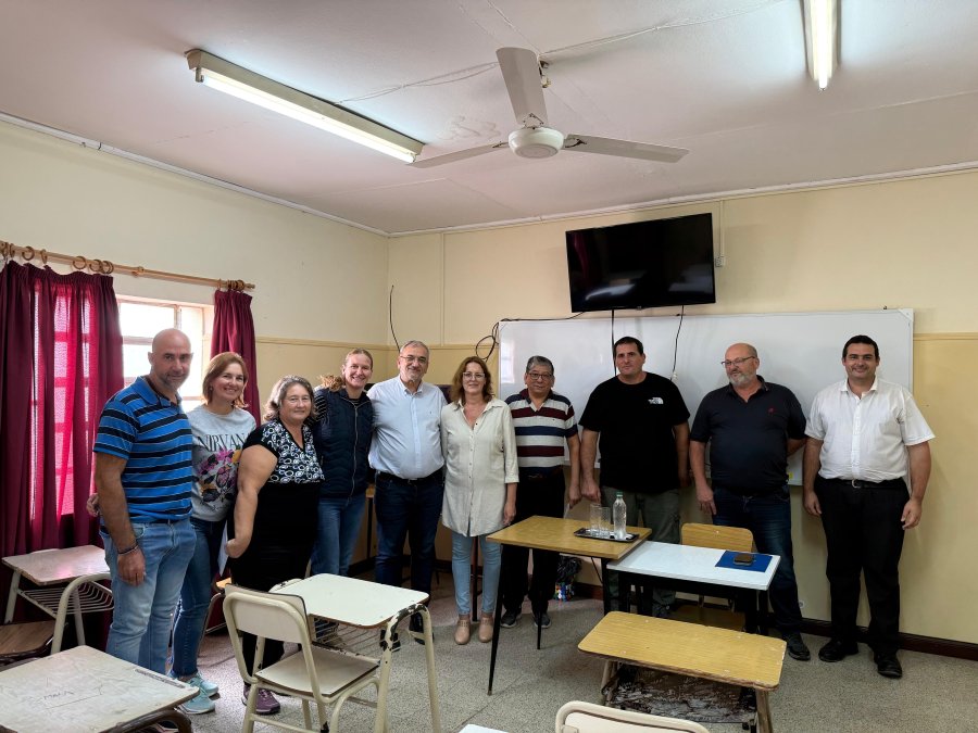 Autoridades educativas y el legislador en la recorrida por la instituci&oacute;n.