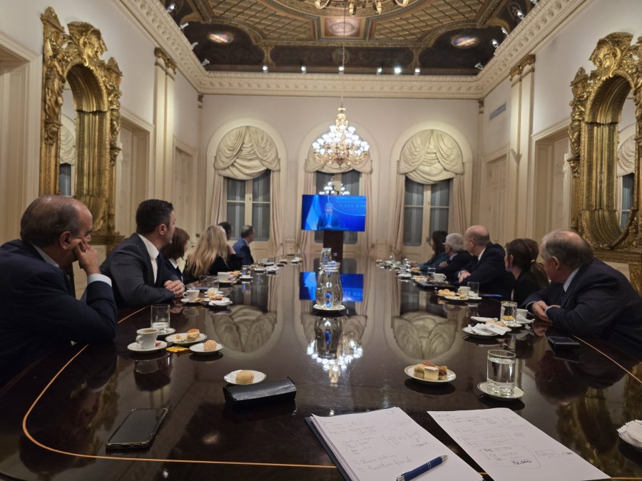 Los integrantes del gabinete nacional el viernes por la tarde en Casa Rosada, escuchando la conferencia de prensa del ministro Luis Caputo cuando anunci&oacute; el fin del cepo.