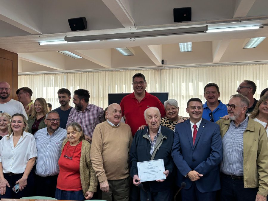 Tras aprobarse el proyecto de resoluci&oacute;n, los integrantes de la familia Sassia se fotografi&oacute; con los concejales. (PRENSA CONCEJO)