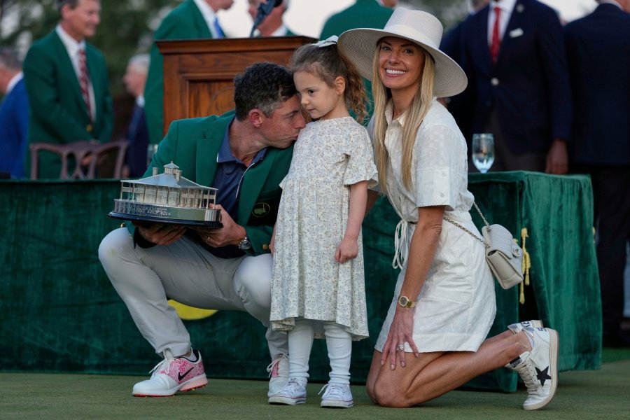 EMOTIVO. El campe&oacute;n disfrutando el ansiado trofeo con su familia.
