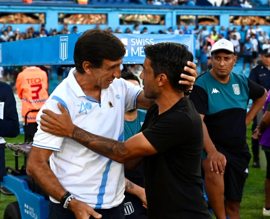 Gustavo Costas saluda a Walter Erviti, entrenador que dur&oacute; cuatro fechas en Belgrano de C&oacute;rdoba.