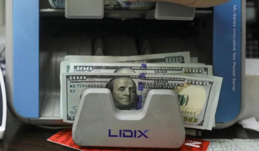 NUEVO ESQUEMA. El d&oacute;lar minorista cerr&oacute; a $1230 en el Banco Naci&oacute;n y marc&oacute; una suba de 12%.