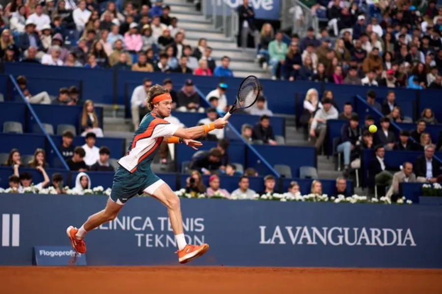 Andrey Rublev le gan&oacute; a Jesper de Jong y se meti&oacute; en la pr&oacute;xima instancia del Barcelona Open.