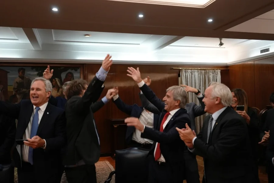 Milei celebr&oacute; junto al equipo econ&oacute;mico la reapertura el cepo.