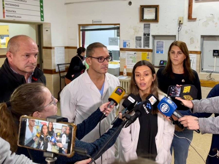 Fernando Cabral, Alejandro Fiorillo, Natala Weppler y Carina Visintini al presentar el nuevo sistema de gesti&oacute;n de turnos.