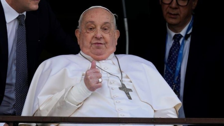 CONTINUA EVOLUCIONANDO. El Papa Francisco apareci&oacute; por sorpresa al final de la misa del Domingo de Ramos en la Plaza de San Pedro.