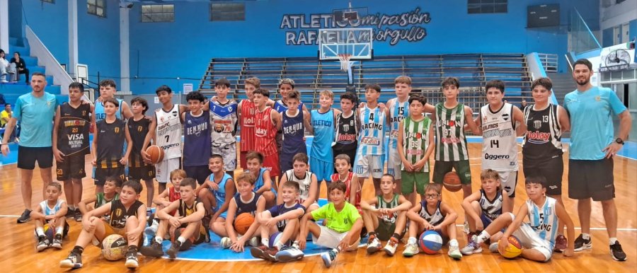 RICA  EXPERIENCIA. Los peque&ntilde;os basquetbolistas disfrutaron dos d&iacute;as de pr&aacute;ctica con entrenadores nacionales.