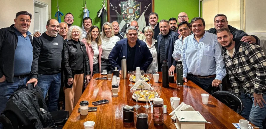 Claudio Fabi&aacute;n Tapia en la reuni&oacute;n con los directivos de Villa Mitre de Bah&iacute;a Blanca