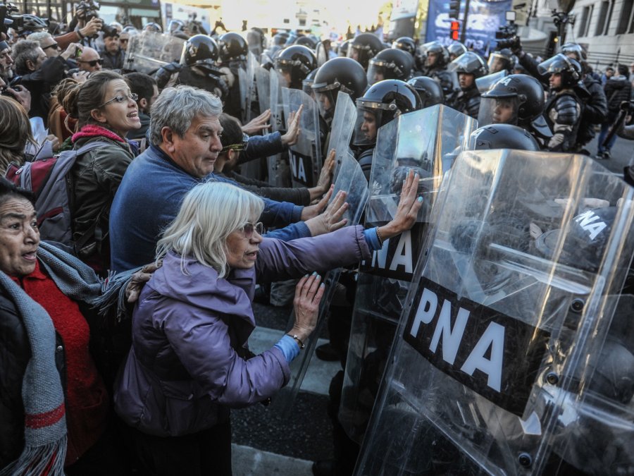 NUEVA MOVILIZACION. Otra vez se registraron serios incidentes en el Congreso entre la Polic&iacute;a y los jubilados.
