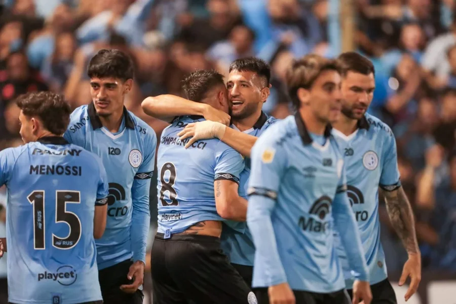 Los jugadores de Belgrano festejan el gol de Compagnucci, que abri&oacute; el marcador.